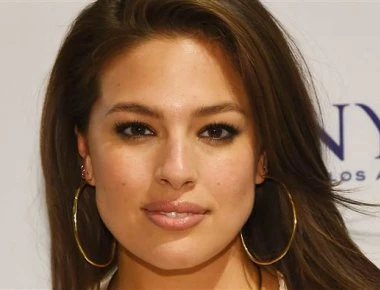 Η Ashley Graham ποζάρει topless στην πισίνα για τους φίλους της (φωτό)